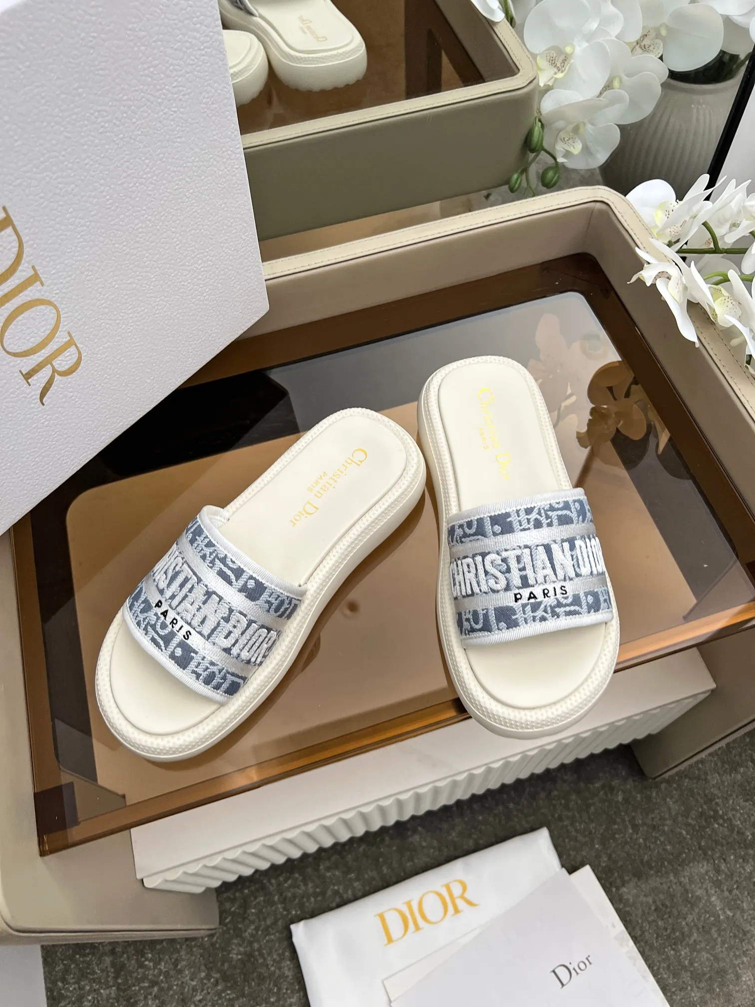 👟👟Ex-factory price 420👟👟 Dior high version slippers, 👏👏2025 new classic model 🔥Purchasing level qualityHigh-end thick-soled slippers in foreign countersHigh version with rust style💋———————————— Upper➕Inner: Original customized special electric embroidery material, Sole: Original mold 1.1 (lightweight) Bottom thickness: heel 5cm, forefoot 3cm, size 35-40 (with full set of packaging, cloth bag handbag, card instructions). You are welcome to place an order in advance, first come first served. Win-win cooperation.